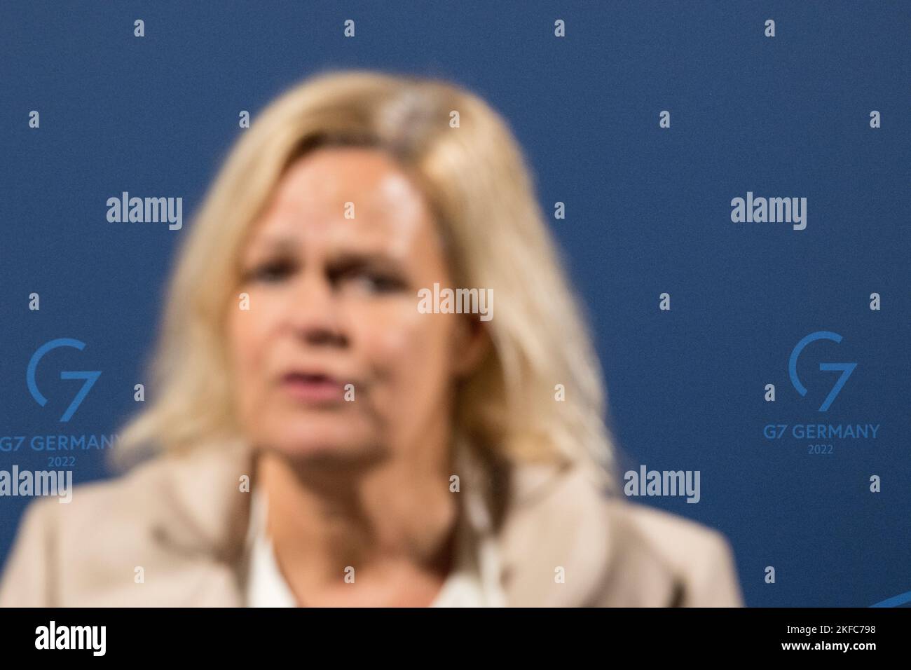 Eltville am Rhein, Allemagne. 17th novembre 2022. Nancy Faeser, Ministre fédérale de l'intérieur et des Affaires intérieures hors de propos devant un mur de presse avec le logo G7 dans le monastère d'Eberbach lors de la réunion de G7, les ministres de l'intérieur échangent leurs vues sur les valeurs communes de la démocratie, de l'État de droit et des droits de l'homme, ainsi que la justice sociale, l'égalité et la numérisation inclusive. Credit: Hannes P. Albert/dpa/Alay Live News Banque D'Images