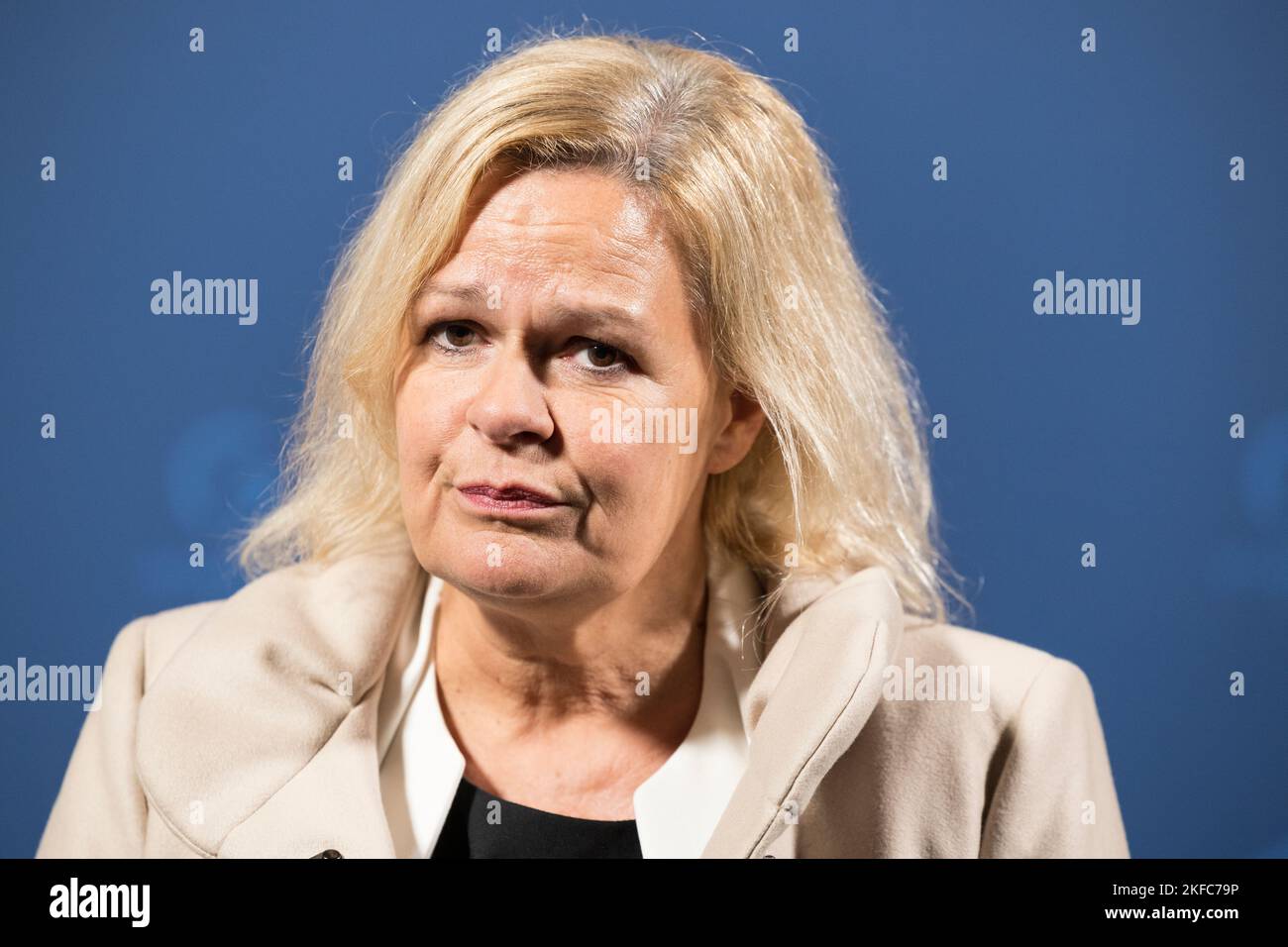 Eltville am Rhein, Allemagne. 17th novembre 2022. Nancy Faeser, ministre fédérale de l'intérieur et des Affaires intérieures, devant un mur de presse au monastère d'Eberbach. Lors de la réunion de G7, les ministres de l'intérieur échangent leurs vues sur les valeurs communes de la démocratie, de l'État de droit et des droits de l'homme, ainsi que sur la justice sociale, l'égalité et la numérisation inclusive. Credit: Hannes P. Albert/dpa/Alay Live News Banque D'Images