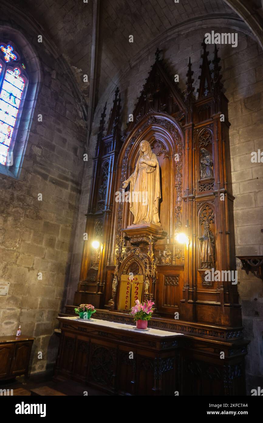 Cathédrale Saint-Flour,Pierre de Basalte,style,gothique,Cathédrale Saint Pierre de Saint Fleur,at,Saint-Flour,St Flour,Saint-Flour,attrayant,village,médiéval,est une,commune, dans, Cantal, département, dans, Auvergne, région, Auvergne-Rhône-Alpes, France, Centre-Sud, Environ 100 km au sud de, Clermont-Ferrand.Near,A75,free,autoroute, France,France,France,Europe,européenne,la ville est divisée en deux parties distinctes - une ville haute, située sur une falaise rocheuse au-dessus de la rivière, et une ville basse.magnifique cathédrale, qui se trouve fièrement à 892m (la plus haute en Europe) au coeur de la vieille ville. Banque D'Images