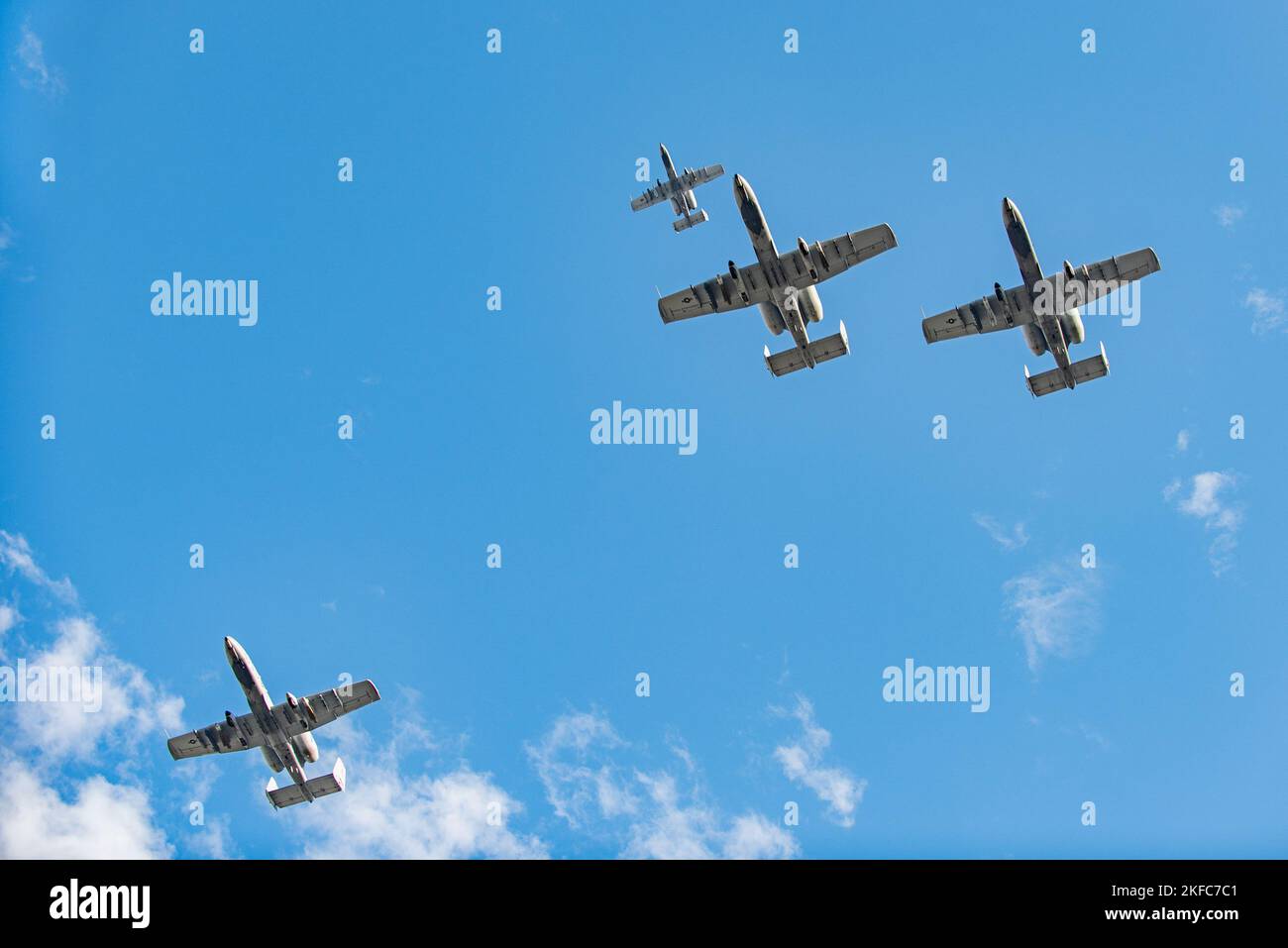 La 124th Fighter Wing Wing de la Garde nationale aérienne de l’Idaho accueille le concours biennal A-10 Thunderbolt II, Hawgfume, du 6 au 9 septembre 2022. Les pilotes de l'Idaho ont effectué une formation d'homme disparu le 6 septembre pour se souvenir des morts alors qu'ils ont survolé Gowen Field, Idaho, marquant le début traditionnel de la cérémonie d'ouverture qui commence la compétition. Le Warhawk Air Museum de l'Idaho a également effectué un survol avec un Curtiss P-40N Warhawk et un P-47D Thunderbolt. La formation de l'homme disparu est un salut aérien, typiquement à la mémoire d'un pilote tombé. Les plans volent dans une formation avec un espace où un plan devrait être. Une pl Banque D'Images