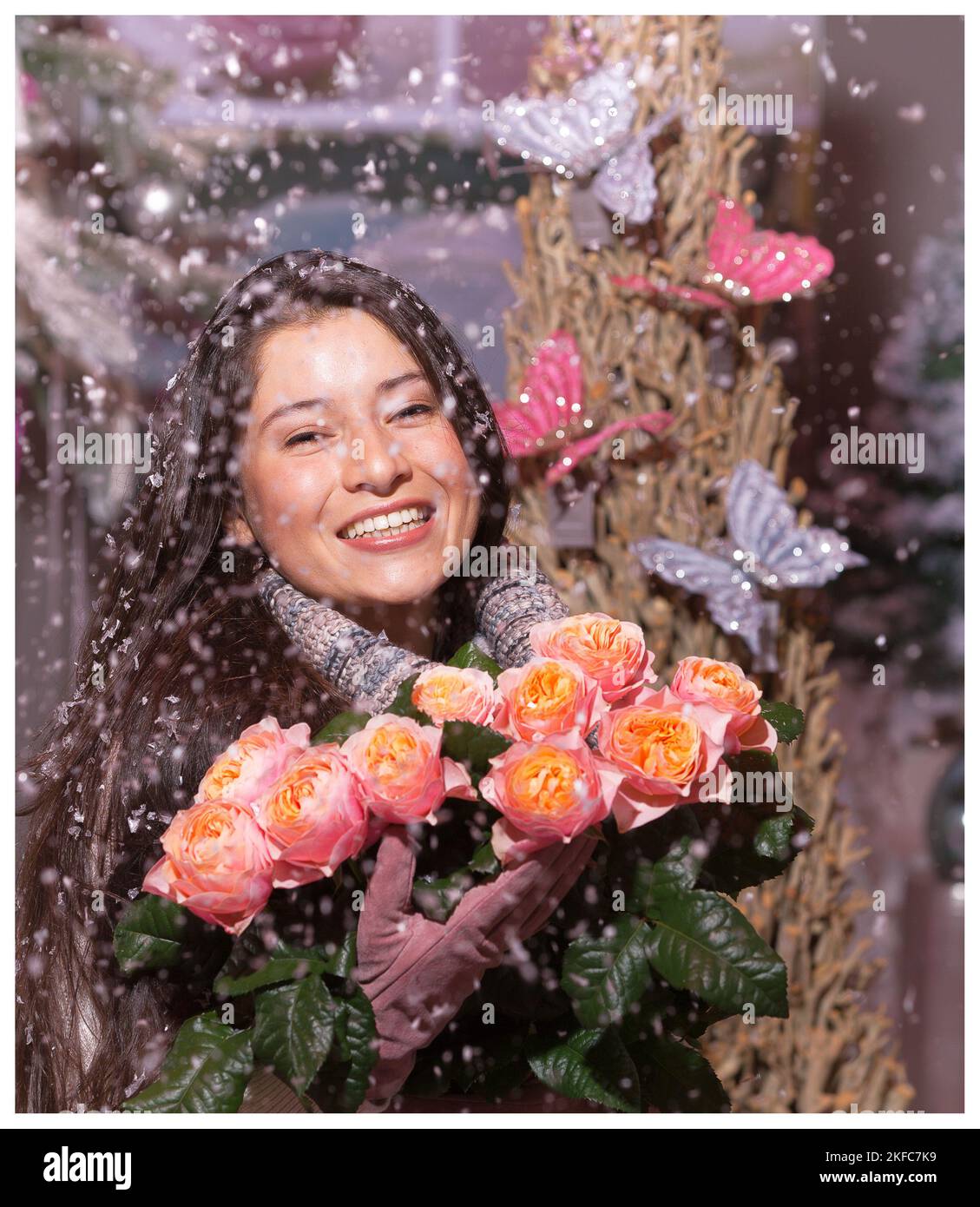 Fille avec un bouquet de roses en hiver. EDE, pays-Bas, vvbvanbree fotografie Banque D'Images