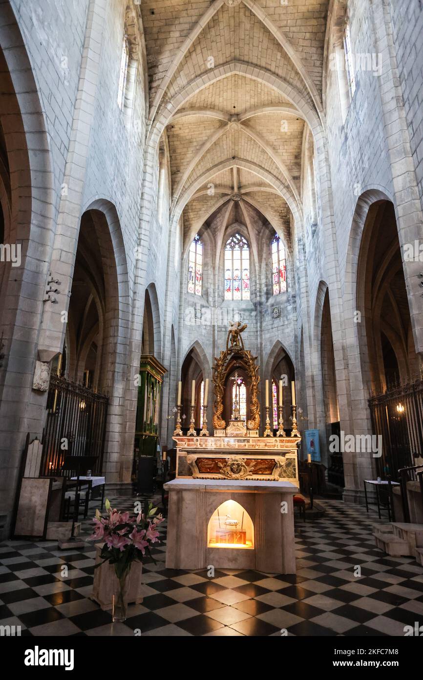 Cathédrale Saint-Flour,Pierre de Basalte,style,gothique,Cathédrale Saint Pierre de Saint Fleur,at,Saint-Flour,St Flour,Saint-Flour,attrayant,village,médiéval,est une,commune, dans, Cantal, département, dans, Auvergne, région, Auvergne-Rhône-Alpes, France, Centre-Sud, Environ 100 km au sud de, Clermont-Ferrand.Near,A75,free,autoroute, France,France,France,Europe,européenne,la ville est divisée en deux parties distinctes - une ville haute, située sur une falaise rocheuse au-dessus de la rivière, et une ville basse.magnifique cathédrale, qui se trouve fièrement à 892m (la plus haute en Europe) au coeur de la vieille ville. Banque D'Images