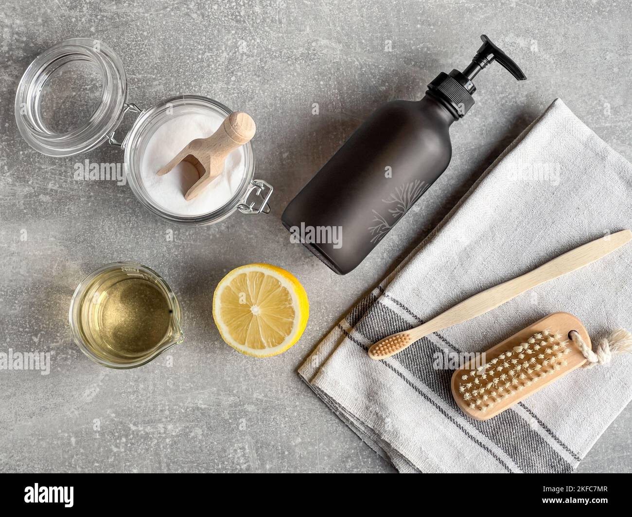 Détergents naturels : bicarbonate de soude, citron, vinaigre et brosse à dents en bois. Produits de nettoyage écologiques. Vue aérienne. Banque D'Images