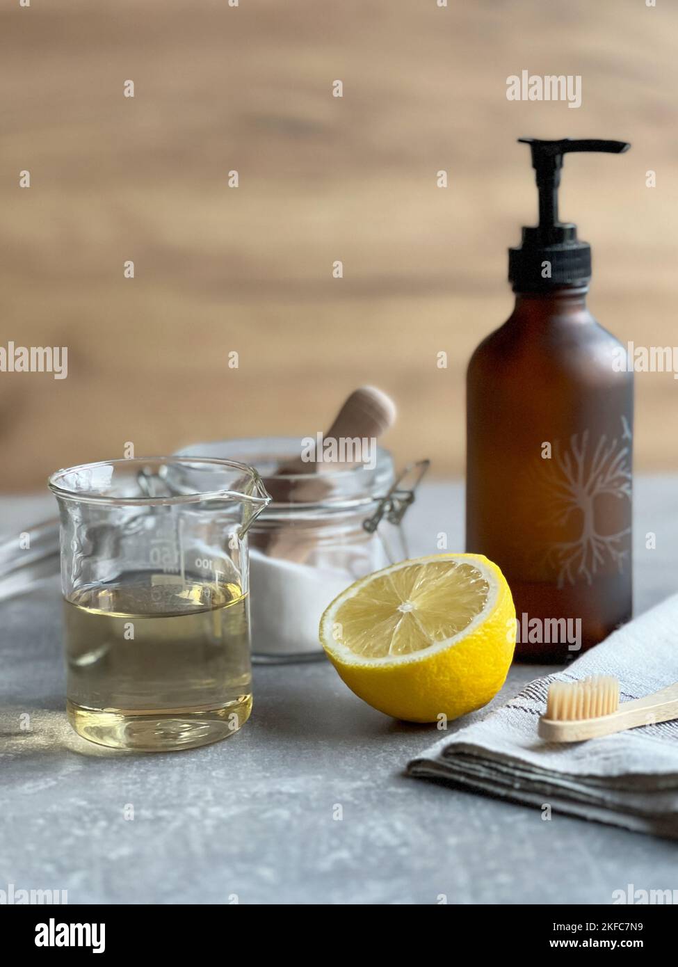 Détergents naturels : bicarbonate de soude, citron, vinaigre et brosse à dents en bois. Produits de nettoyage écologiques faits maison. Banque D'Images