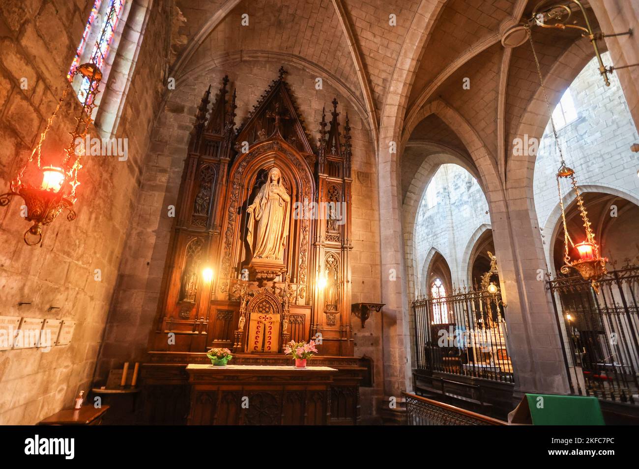 Cathédrale Saint-Flour,Pierre de Basalte,style,gothique,Cathédrale Saint Pierre de Saint Fleur,at,Saint-Flour,St Flour,Saint-Flour,attrayant,village,médiéval,est une,commune, dans, Cantal, département, dans, Auvergne, région, Auvergne-Rhône-Alpes, France, Centre-Sud, Environ 100 km au sud de, Clermont-Ferrand.Near,A75,free,autoroute, France,France,France,Europe,européenne,la ville est divisée en deux parties distinctes - une ville haute, située sur une falaise rocheuse au-dessus de la rivière, et une ville basse.magnifique cathédrale, qui se trouve fièrement à 892m (la plus haute en Europe) au coeur de la vieille ville. Banque D'Images