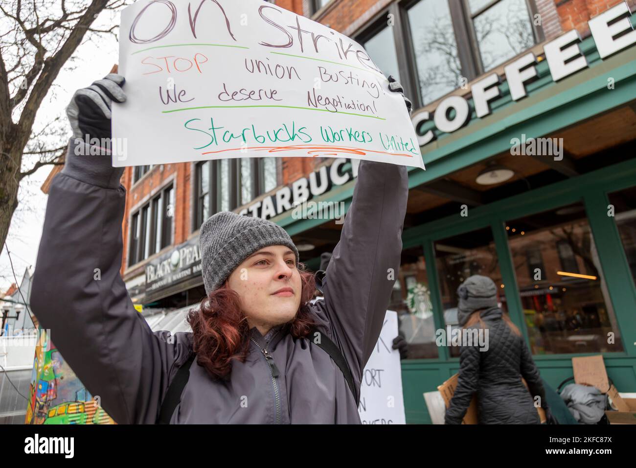 Ann Arbor, Michigan, États-Unis. 17th novembre 2022. Les employés de Starbucks sont en grève dans un café Starbucks. Les employés de ce magasin comptaient parmi plus de 100 magasins dans tout le pays participant à une grève des pratiques de travail déloyales pour des effectifs insuffisants le jour de la coupe Rouge de l'entreprise. Ils sont membres du syndicat Uni des travailleurs de Starbucks. Crédit : Jim West/Alay Live News Banque D'Images