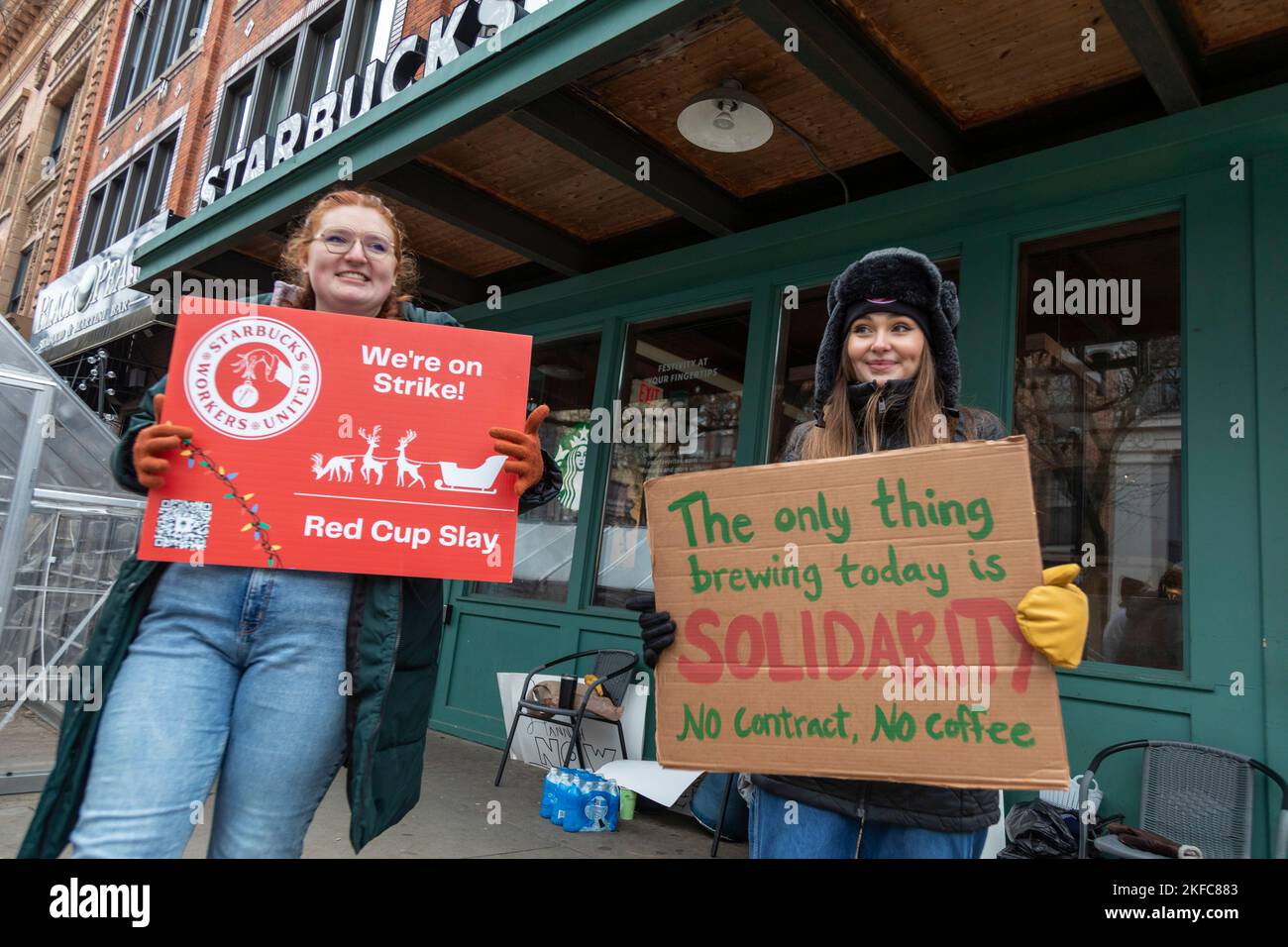 Ann Arbor, Michigan, États-Unis. 17th novembre 2022. Les employés de Starbucks sont en grève dans un café Starbucks. Les employés de ce magasin comptaient parmi plus de 100 magasins dans tout le pays participant à une grève des pratiques de travail déloyales pour des effectifs insuffisants le jour de la coupe Rouge de l'entreprise. Ils sont membres du syndicat Uni des travailleurs de Starbucks. Crédit : Jim West/Alay Live News Banque D'Images