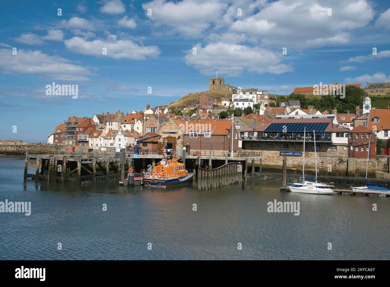 Port au pied d'East Cliff, Whitby, North Yorkshire, Angleterre Banque D'Images