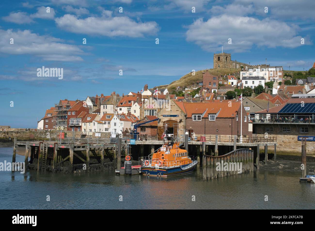 Port au pied d'East Cliff, Whitby, North Yorkshire, Angleterre Banque D'Images