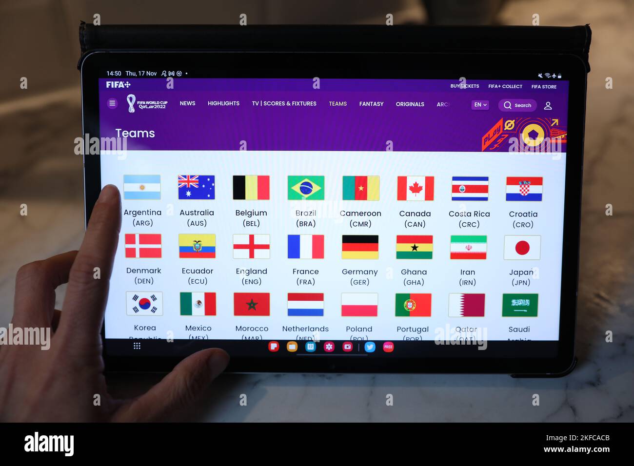 Londres, Royaume-Uni. 17 novembre 2022. Une tablette pour la coupe du monde de la FIFA 2022, dans une maison de Londres. Date de la photo: Jeudi 17 novembre 2022. Crédit : Isabel Infantes/Empics/Alamy Live News Banque D'Images
