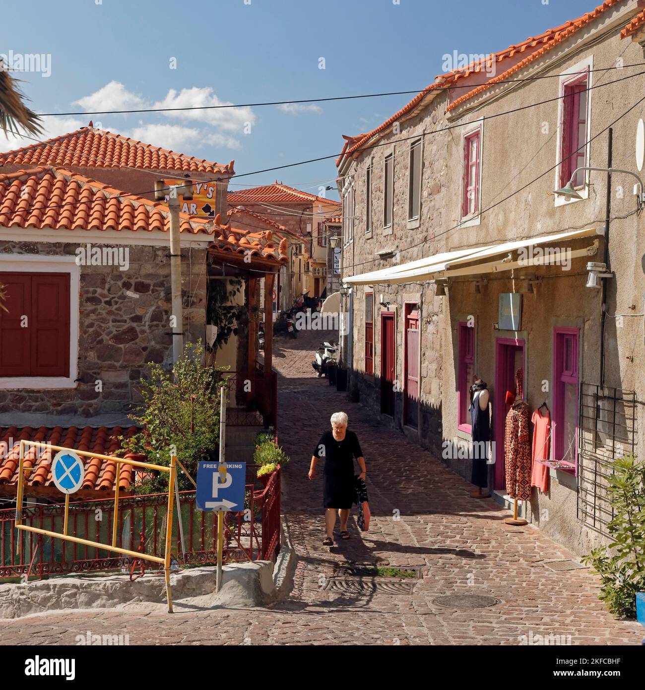 Molyvos vieux ruelles pavées et ruelles, et une femme plus âgée vêtue de noir. Vues de Lesbos octobre 2022. Automne Banque D'Images