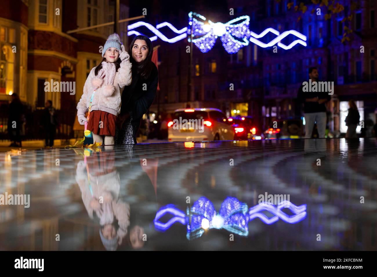 USAGE ÉDITORIAL SEULS Eleanor et Seren Hiers regardent les lumières de Noël à Mount Street, Mayfair, Londres, pendant la cérémonie annuelle d'éclairage du quartier. Date de la photo: Jeudi 17 novembre 2022. Banque D'Images