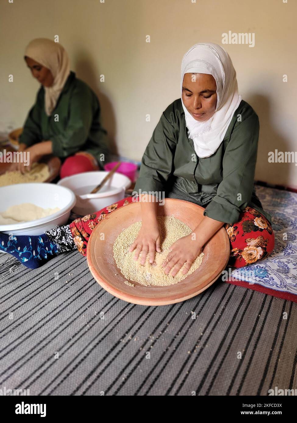 Les membres de la coopérative de femmes IATIBAR font du couscous à la ...