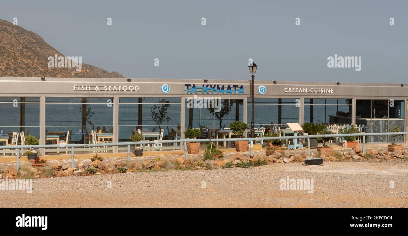 Plaka près d'Agios Nikolaos, Crète, Grèce. 2022. Restaurant crétois, servant du poisson et des fruits de mer sur le front de mer de Plaka, dans l'est de la Crète. Banque D'Images