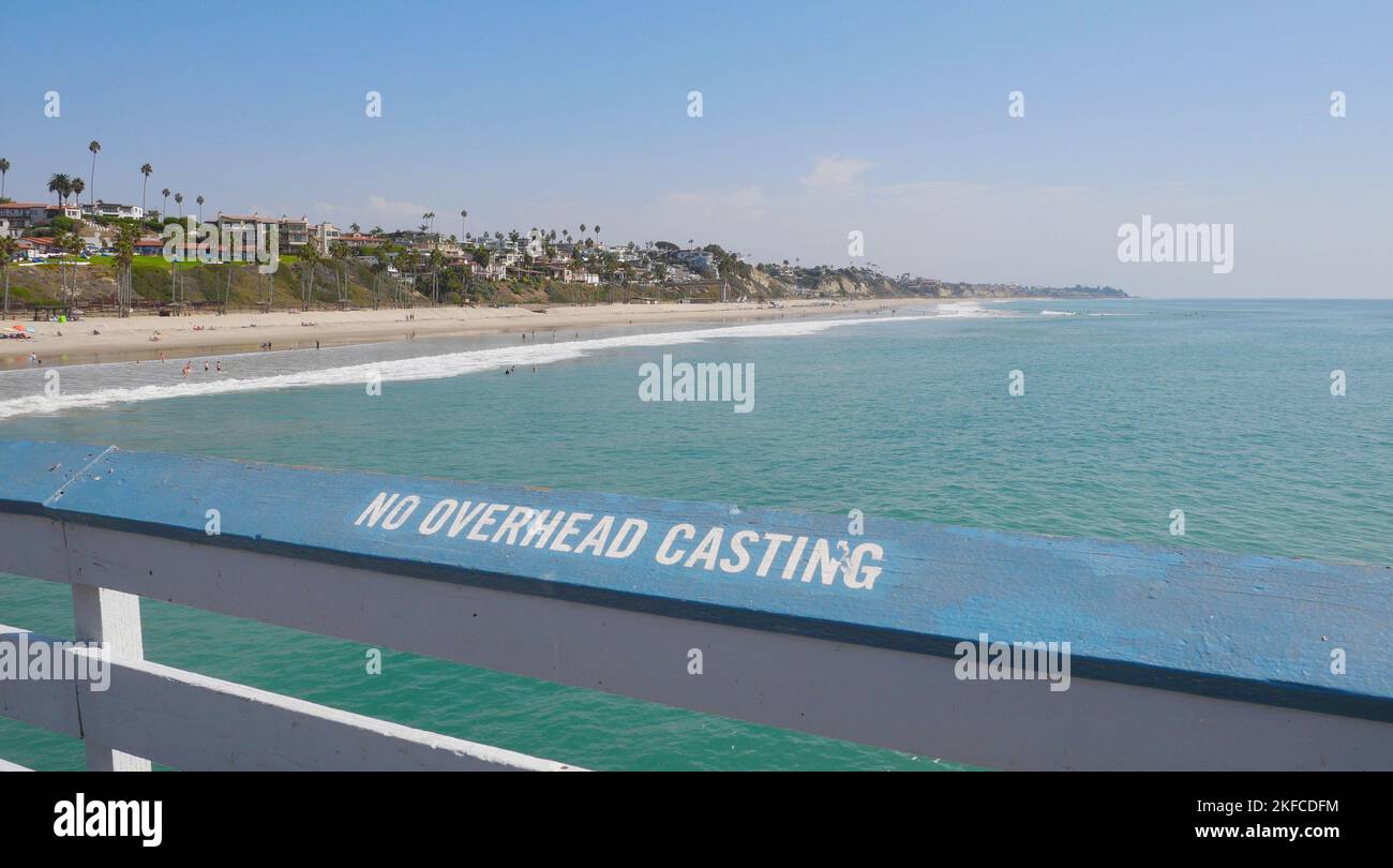 Plage à côté de la jetée de San Clemente dans le comté d'Orange, Californie, États-Unis Banque D'Images