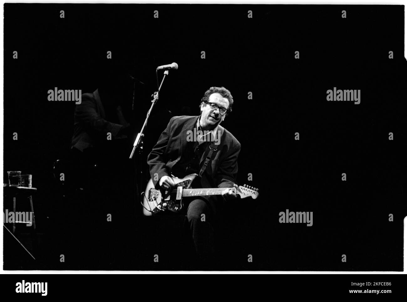 Elvis Costello et les attractions qui jouent en direct sur la Pyramide Stage au Glastonbury Festival, Angleterre, 25 juin 1994. La date a été annoncée comme la dernière date du festival britannique des attractions. Photo © Rob Watkins Banque D'Images