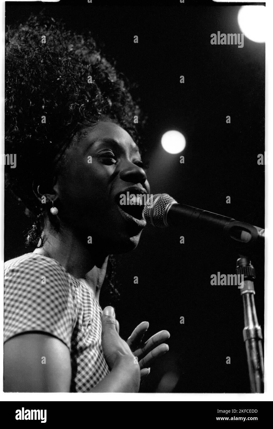 HEATHER SMALL, MPEOPLE, 1994 : une jeune Heather Small of MPeople (M People) jouant live au Newport Centre, pays de Galles, mars 1994. Le groupe tourne avec le single Renaissance, qui est le dernier single de leur album Elegant Slumming qui remporte le Mercury Prize en 1994. Photographie © Rob Watkins Banque D'Images HEATHER SMALL, MPEOPLE, 1994 : une jeune Heather Small of MPeople (M People) jouant live au Newport Centre, pays de Galles, mars 1994. Le groupe tourne avec le single Renaissance, qui est le dernier single de leur album Elegant Slumming qui remporte le Mercury Prize en 1994. Photographie © Rob Watkins Banque D'Images