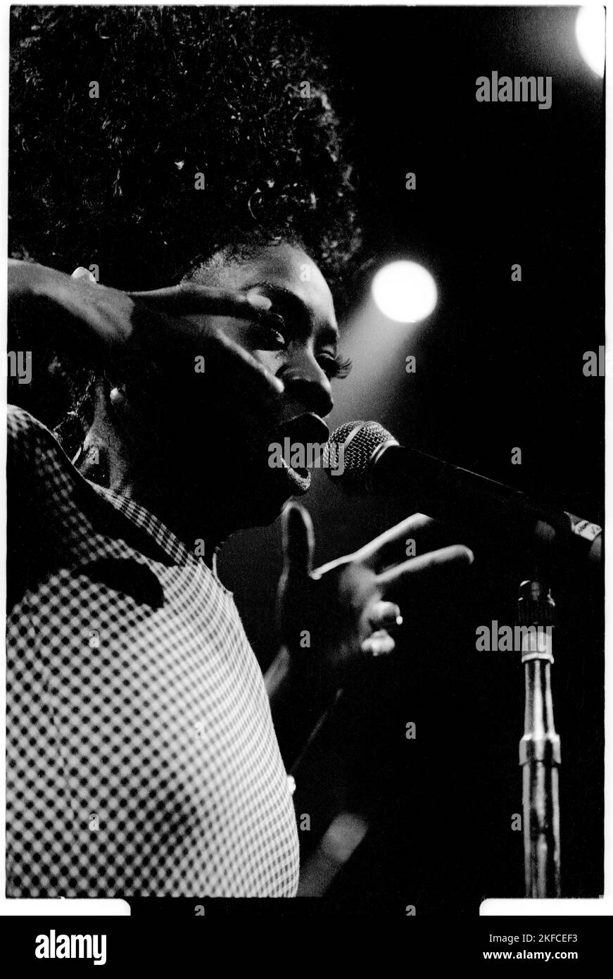 HEATHER SMALL, MPEOPLE, 1994 : une jeune Heather Small de MPeople (M People) jouant en direct au Newport Centre, pays de Galles, mars 1994. Le groupe tourne avec le single Renaissance, qui est le dernier single de leur album Elegant Slumming qui remporte le Mercury Prize en 1994. Photographie : Rob Watkins Banque D'Images HEATHER SMALL, MPEOPLE, 1994 : une jeune Heather Small de MPeople (M People) jouant en direct au Newport Centre, pays de Galles, mars 1994. Le groupe tourne avec le single Renaissance, qui est le dernier single de leur album Elegant Slumming qui remporte le Mercury Prize en 1994. Photographie : Rob Watkins Banque D'Images