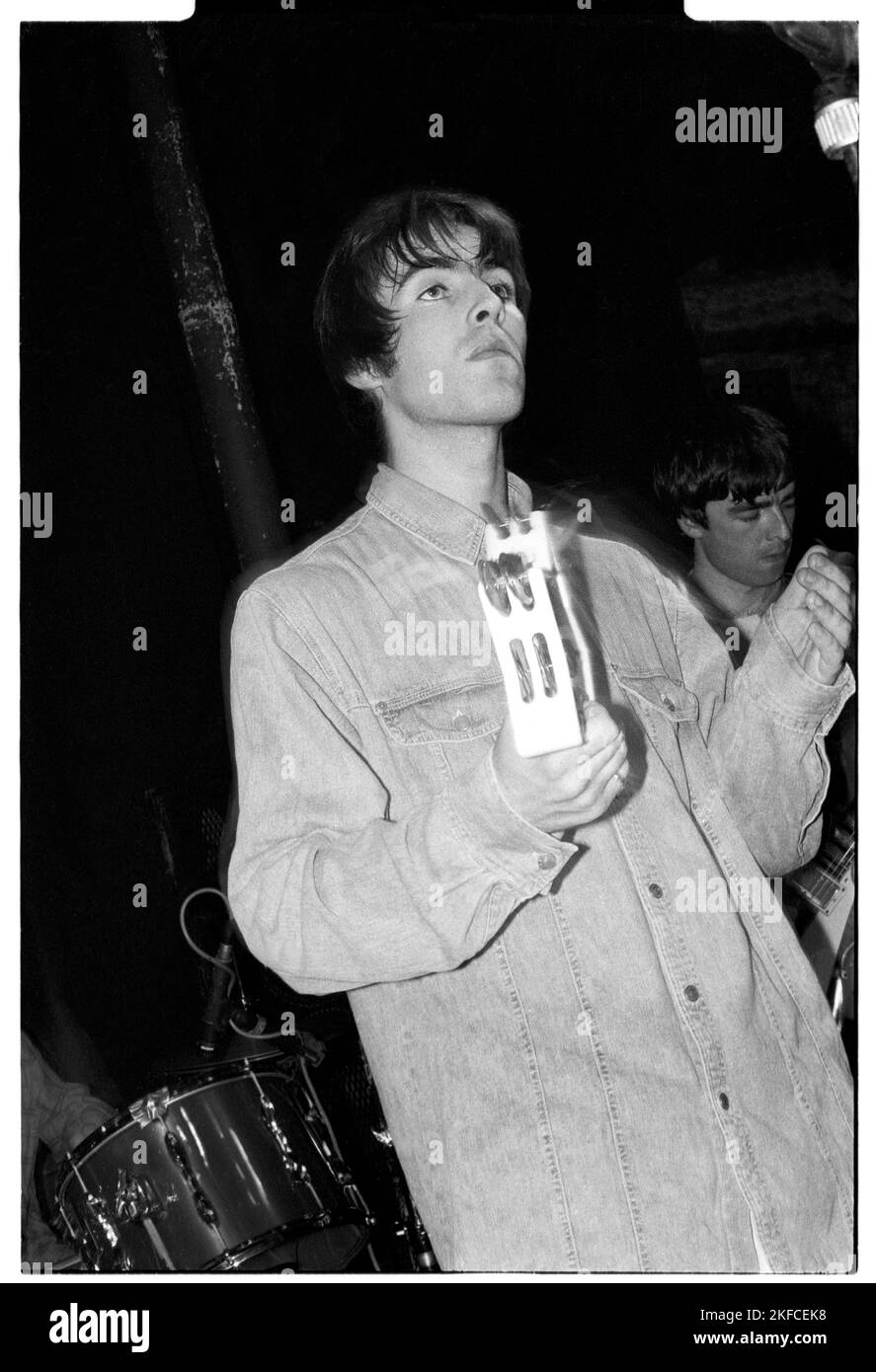 Liam Gallagher d'Oasis au molleton et Firkin à Bristol, Angleterre, 30 mars 1994. Lors de ce premier concert, le groupe légendaire a joué comme un soutien à un autre groupe indé en développement appelé Whiteout. Photo: Rob Watkins Banque D'Images