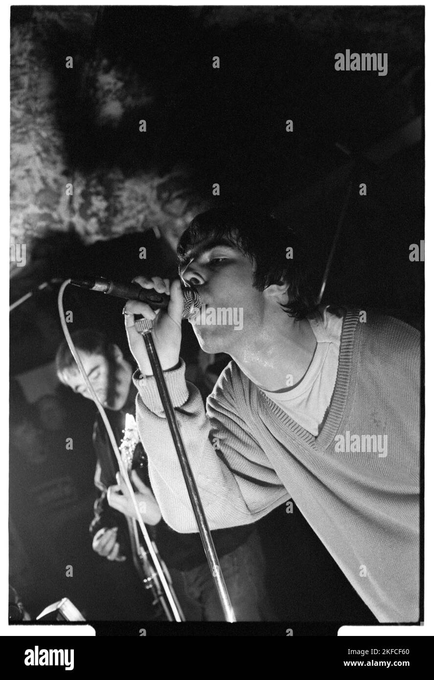 OASIS, PREMIÈRE TOURNÉE britannique EN TÊTE D'AFFICHE, 1994 : Liam Gallagher d'Oasis au légendaire TJS à Newport, pays de Galles, mai 3 1994. Photographie : Rob Watkins. Il s'agit de la première tournée nationale en tête d'affiche du groupe en soutien à leur deuxième single Shakermaker. Banque D'Images