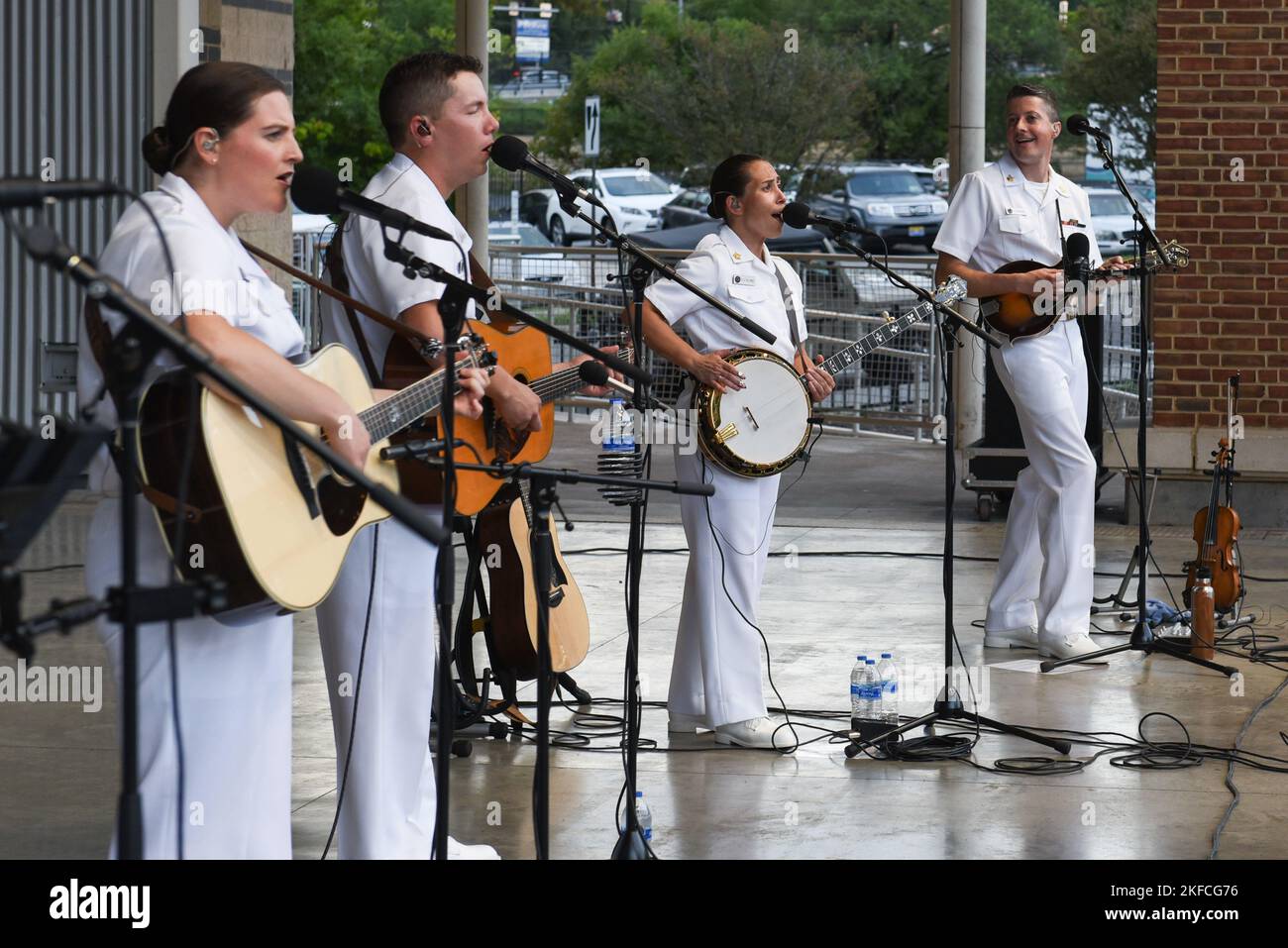 U.S. Navy Band Country Current se produit au parc Elmwood de Roanoke, en Virginie, le premier arrêt de la tournée nationale du groupe en 2022 couvrant 1100 miles et trois États. Banque D'Images
