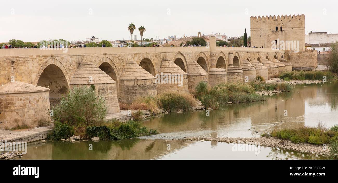 Ancien pont romain sur le fleuve Guadalquivir à Cordoue, Andalousie, Espagne Banque D'Images