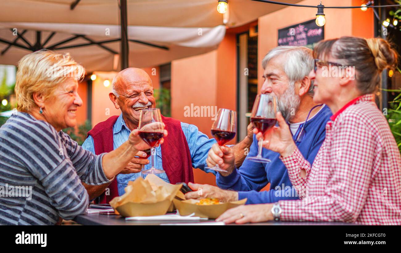 Groupe de personnes âgées manger et boire à l'extérieur - Senior les couples s'amusent ensemble Banque D'Images