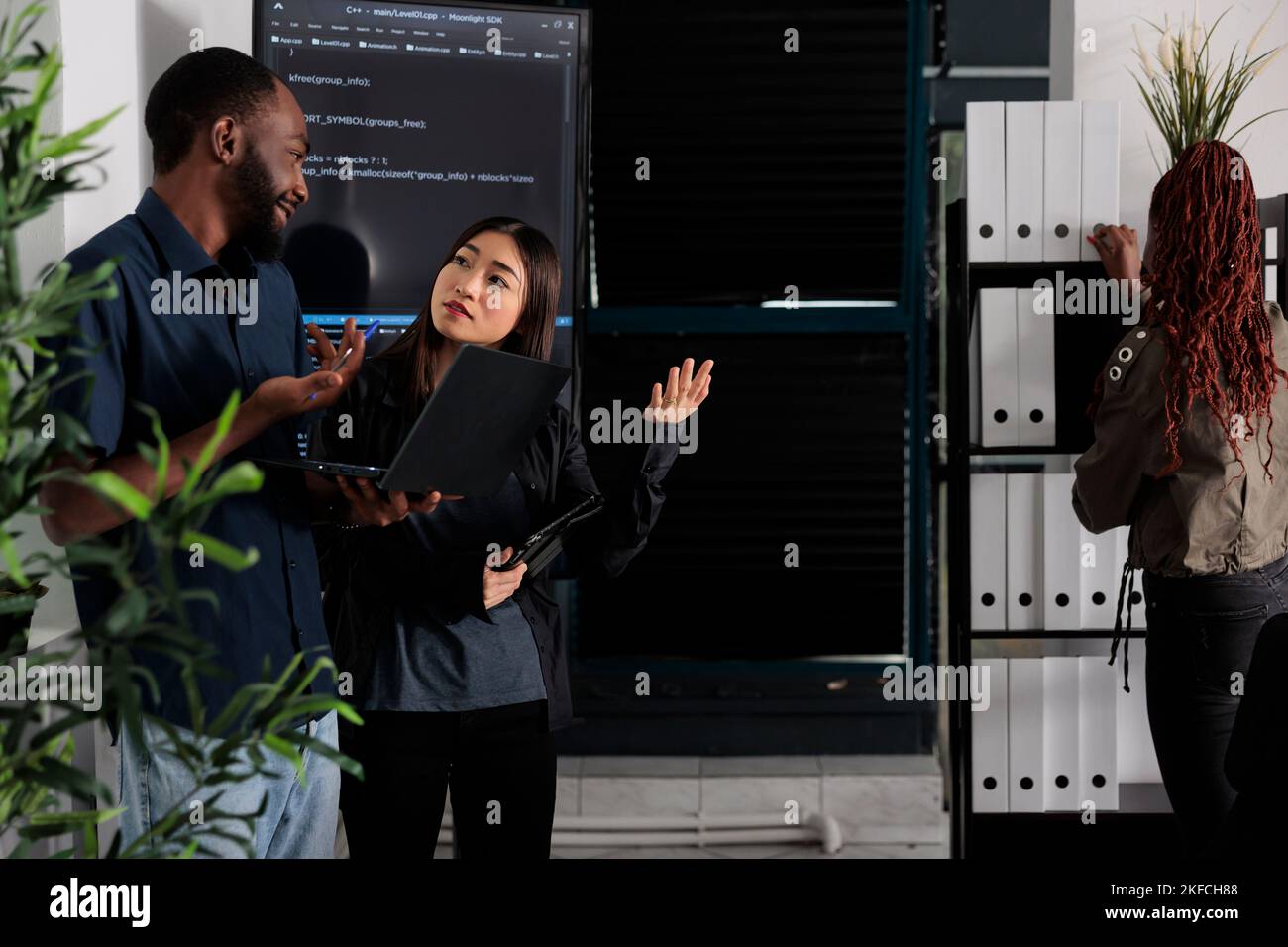 Équipe diversifiée de programmeurs analysant le code html sur ordinateur portable, en vérifiant le projet d'intelligence artificielle dans le bureau informatique. Développeurs d'applications travaillant sur des logiciels d'apprentissage machine, développant une nouvelle interface. Banque D'Images