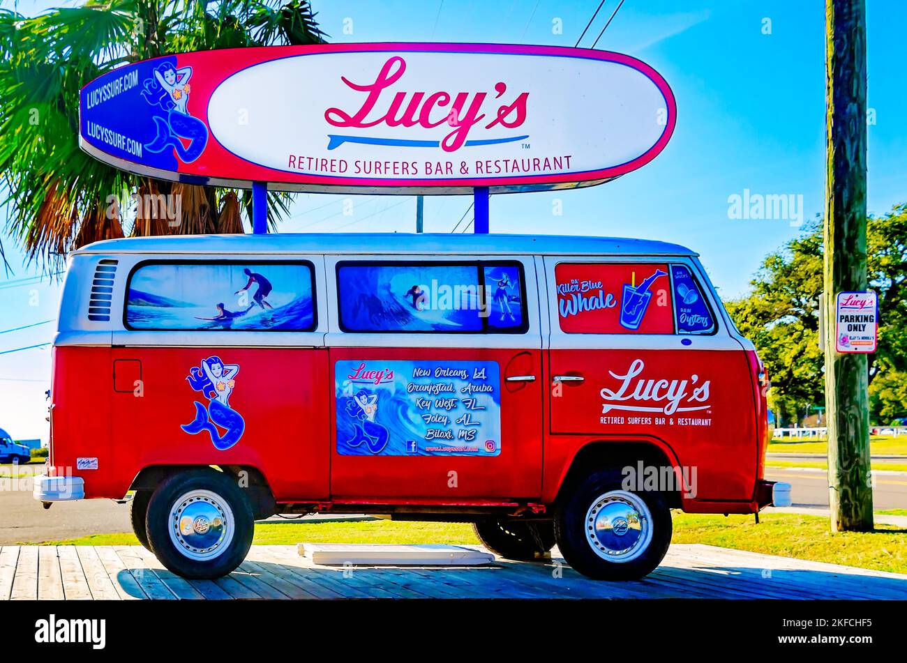 Un bus Volkswagen d'époque annonce le bar-restaurant Refatigué Surfers de Lucy's, 13 novembre 2022, à Biloxi, Mississippi. Banque D'Images