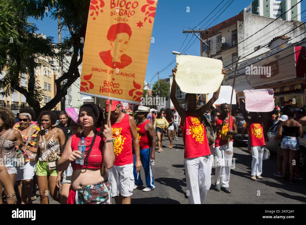 Salvador, Bahia, Brésil - 08 février 2016: Les gens sont vus avec des bannières et des affiches pendant le quartier Carnaval dans la ville de Salvador, appelé Banque D'Images