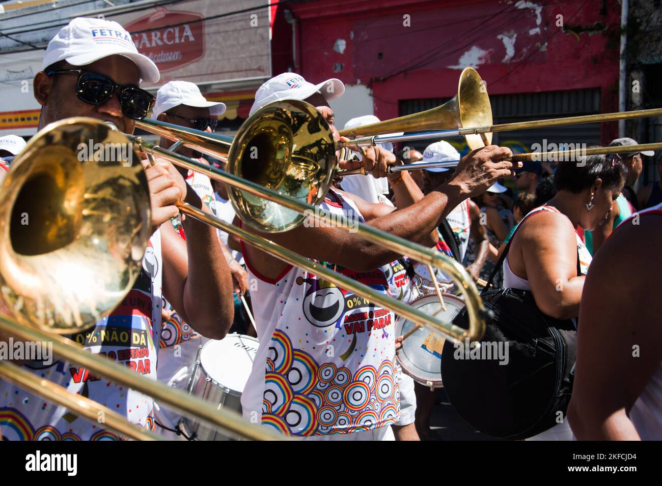 Salvador, Bahia, Brésil - 08 février 2016: Les gens jouent des instruments de musique à percussion pendant le carnaval de quartier dans la ville de Salvado Banque D'Images