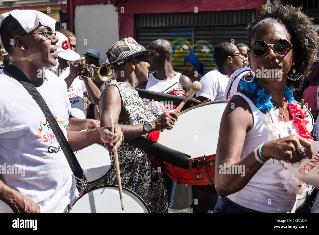 Salvador, Bahia, Brésil - 08 février 2016: Les gens jouent des instruments de musique à percussion pendant le carnaval de quartier dans la ville de Salvado Banque D'Images