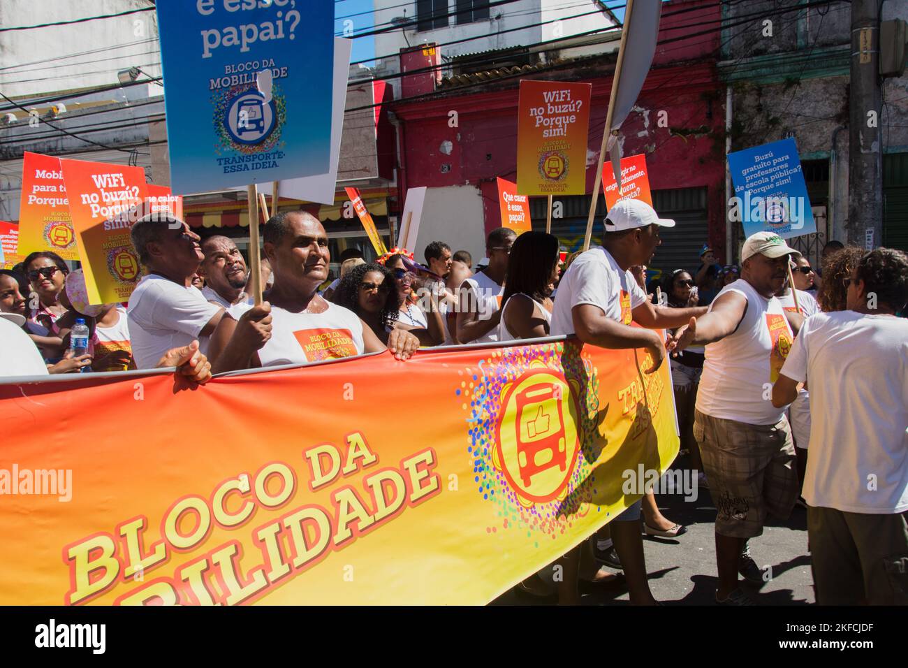 Salvador, Bahia, Brésil - 08 février 2016: Les gens sont vus avec des bannières et des affiches pendant le quartier Carnaval dans la ville de Salvador, appelé Banque D'Images