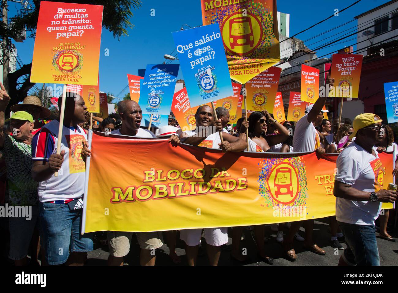 Salvador, Bahia, Brésil - 08 février 2016: Les gens sont vus avec des bannières et des affiches pendant le quartier Carnaval dans la ville de Salvador, appelé Banque D'Images