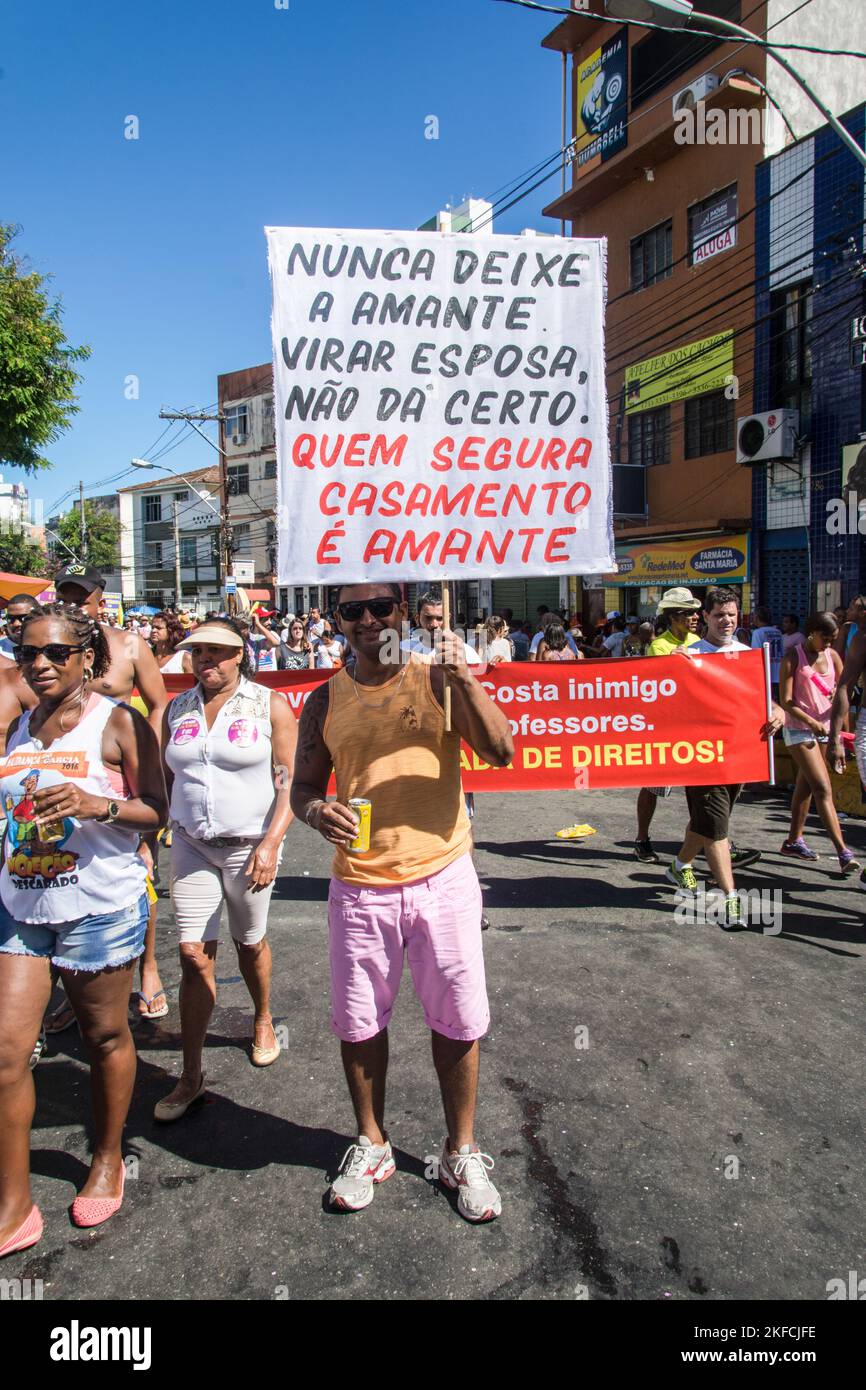 Salvador, Bahia, Brésil - 08 février 2016: Les gens sont vus avec des bannières et des affiches pendant le quartier Carnaval dans la ville de Salvador, appelé Banque D'Images