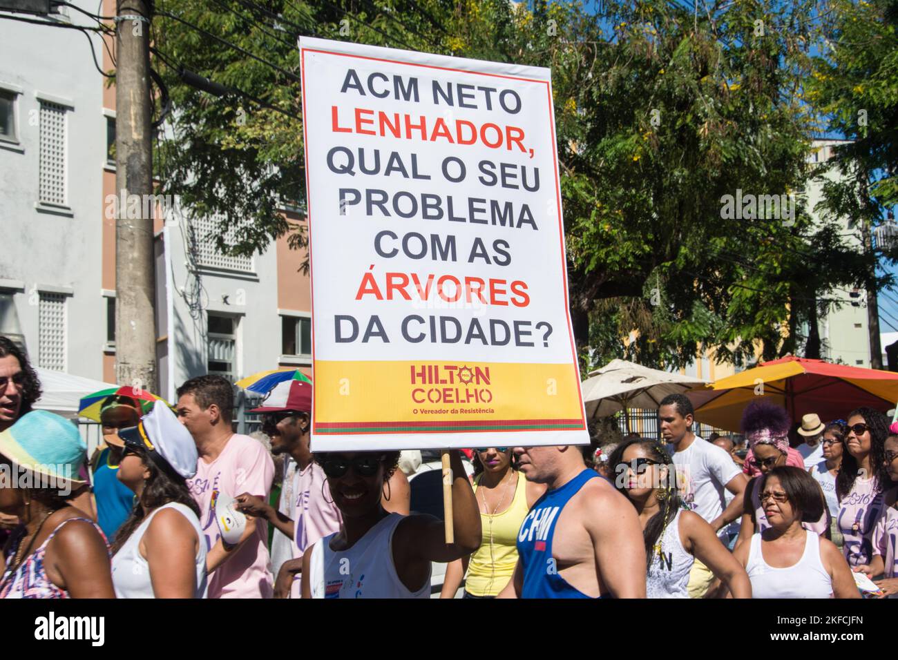 Salvador, Bahia, Brésil - 08 février 2016: Les gens sont vus avec des bannières et des affiches pendant le quartier Carnaval dans la ville de Salvador, appelé Banque D'Images