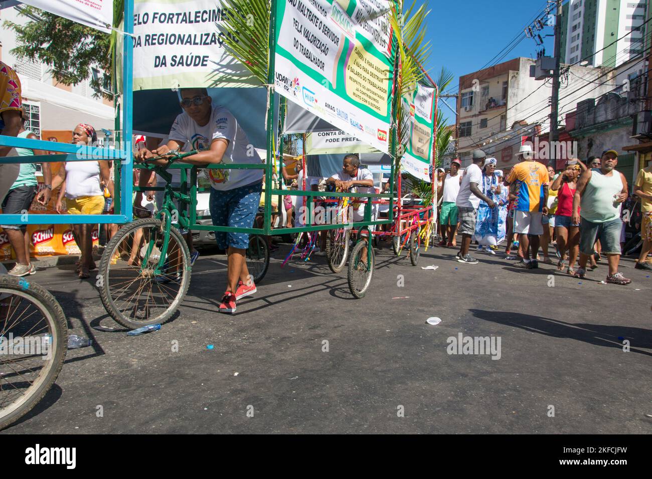 Salvador, Bahia, Brésil - 08 février 2016: On voit des gens participer au carnaval de quartier dans la ville de Salvador, appelé Troca do Garci Banque D'Images