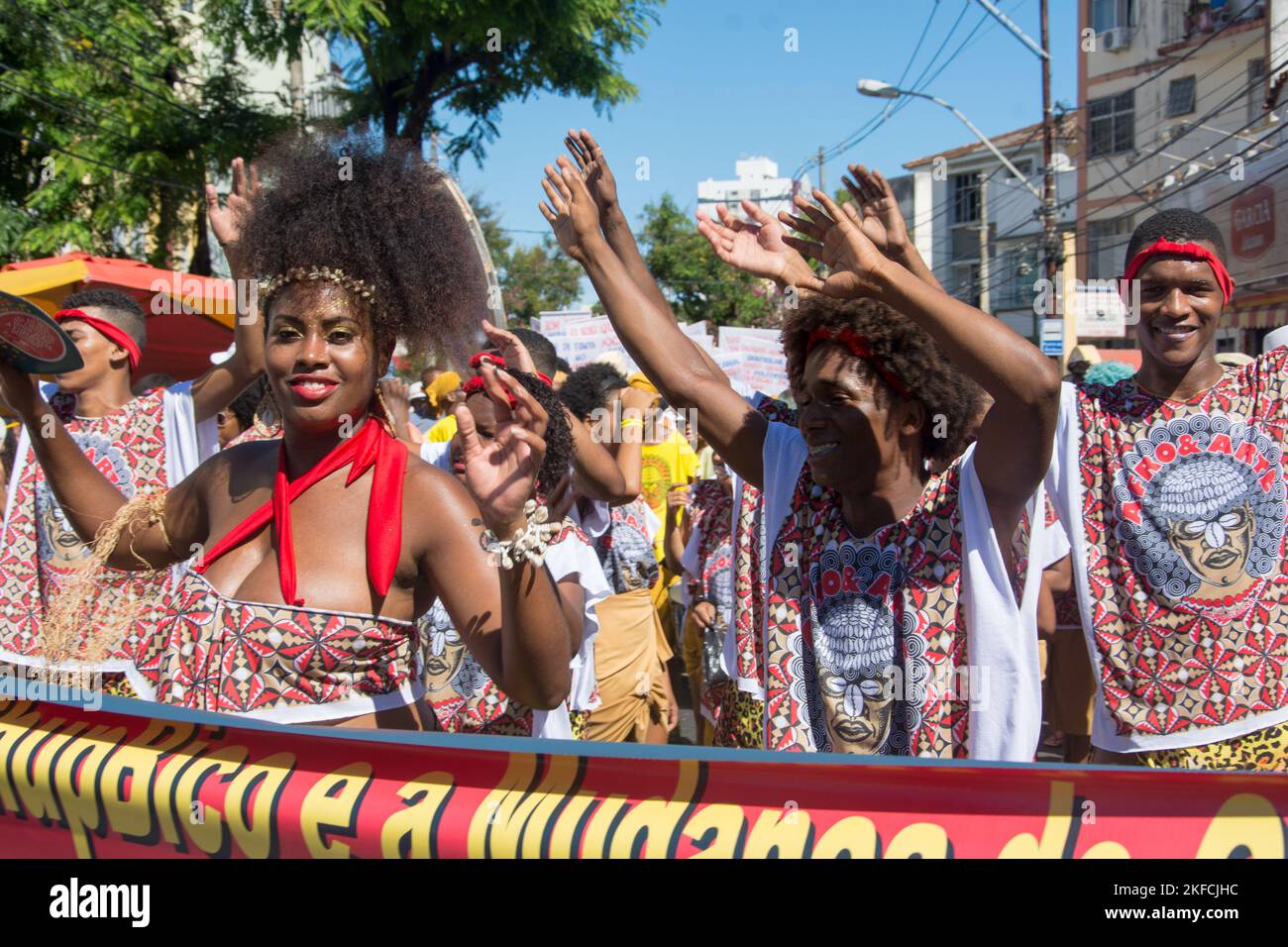 Salvador, Bahia, Brésil - 08 février 2016: Les gens sont vus avec des bannières et des affiches pendant le quartier Carnaval dans la ville de Salvador, appelé Banque D'Images