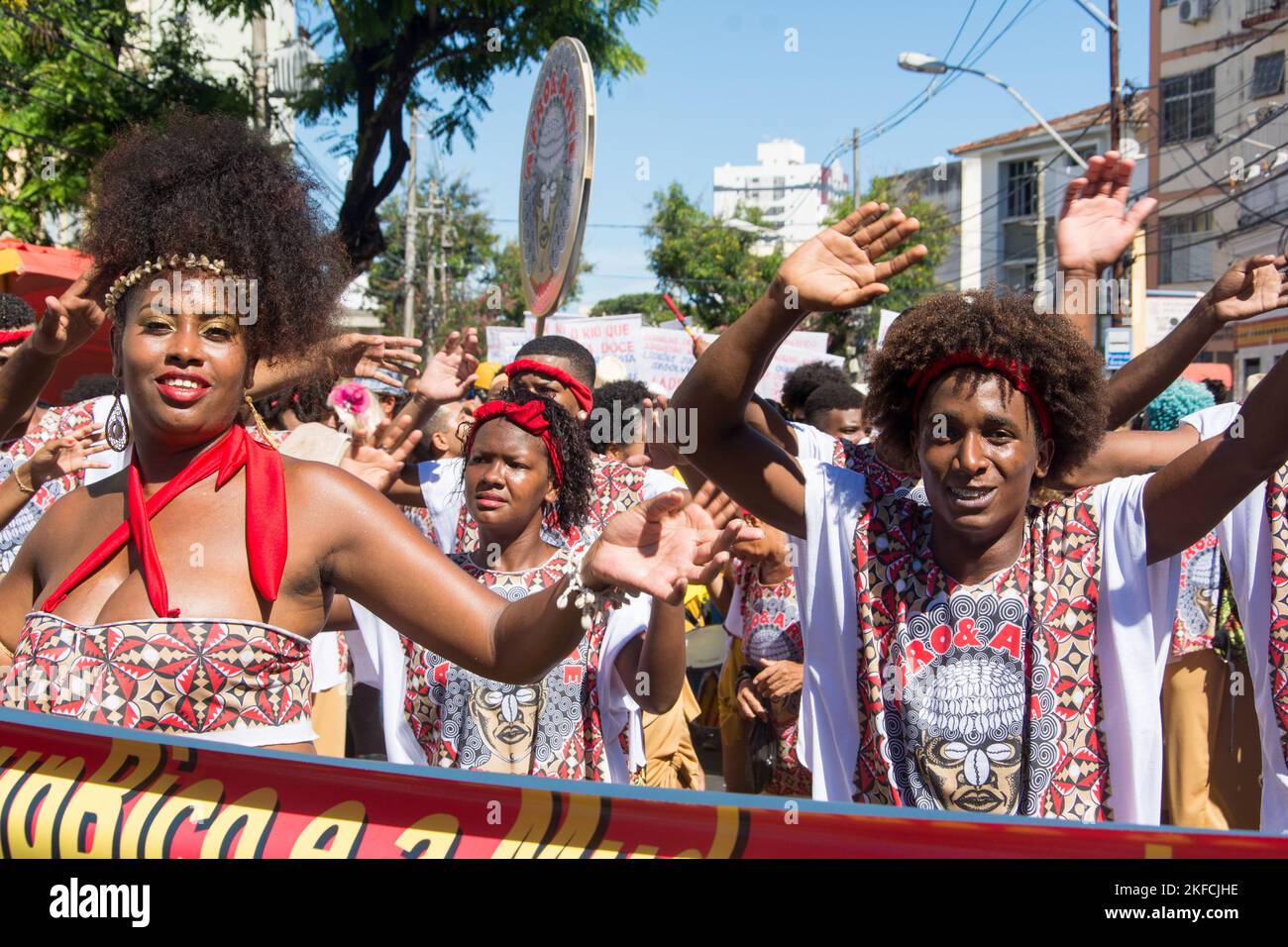 Salvador, Bahia, Brésil - 08 février 2016: Les gens sont habillés comme un groupe de protestation pendant le quartier Carnaval dans la ville de Salvador, appelé Tro Banque D'Images