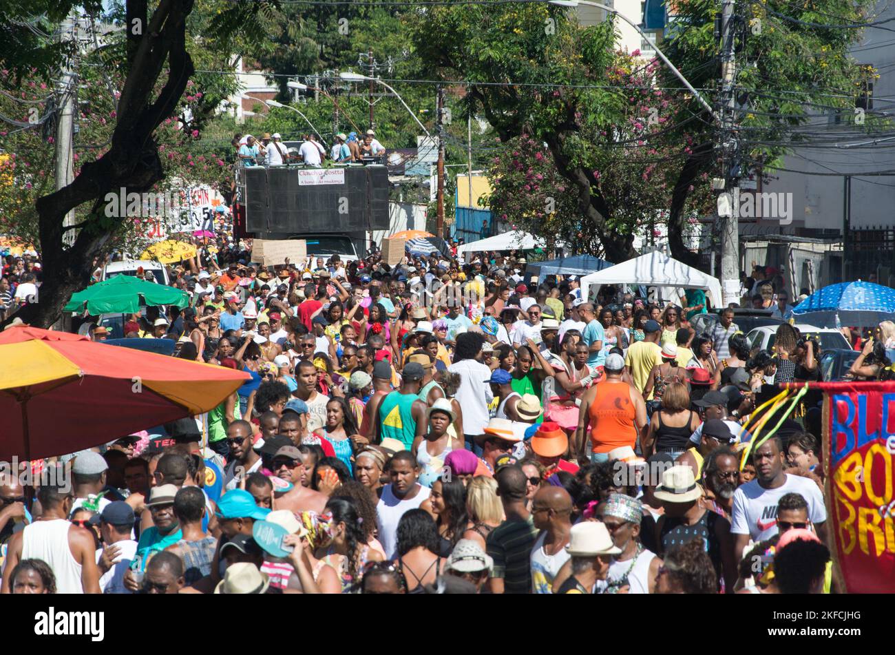 Salvador, Bahia, Brésil - 08 février 2016: Des foules sont derrière le trio électrique à l'écoute de la musique pendant le quartier Carnaval dans le Banque D'Images