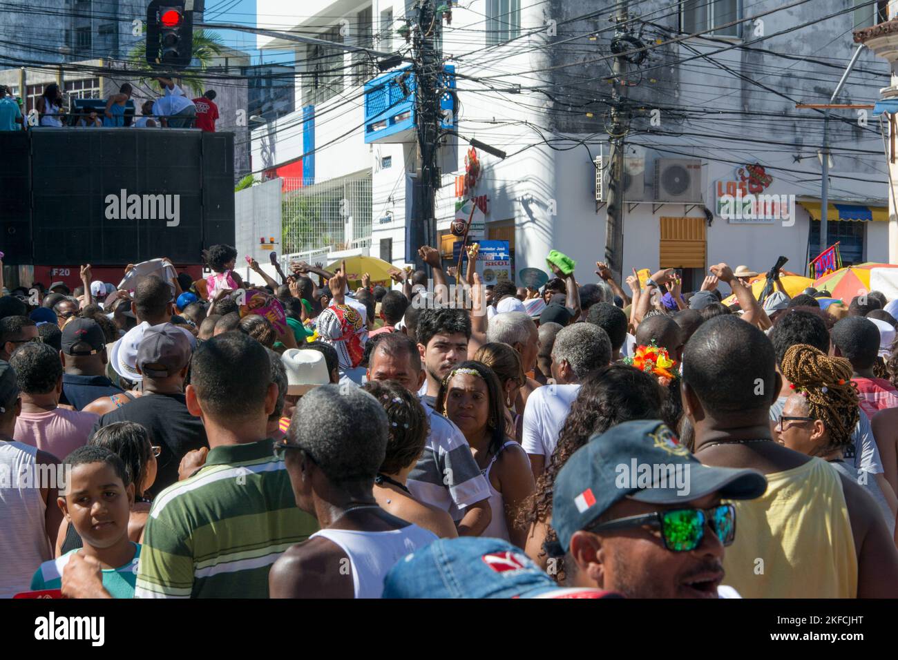 Salvador, Bahia, Brésil - 08 février 2016: Des foules sont derrière le trio électrique à l'écoute de la musique pendant le quartier Carnaval dans le Banque D'Images