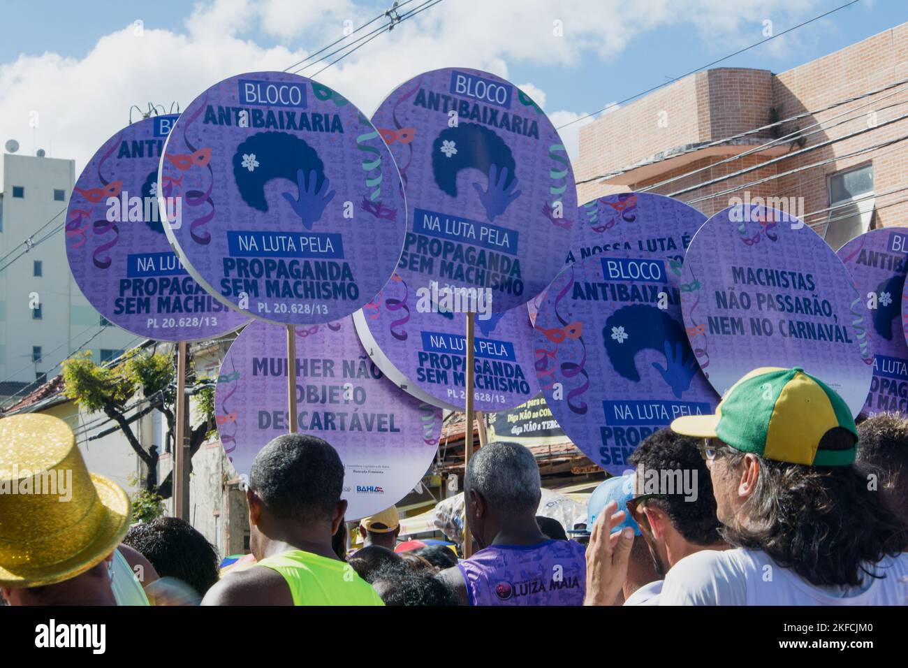 Salvador, Bahia, Brésil - 08 février 2016: Les gens sont vus avec des bannières et des affiches pendant le quartier Carnaval dans la ville de Salvador, appelé Banque D'Images