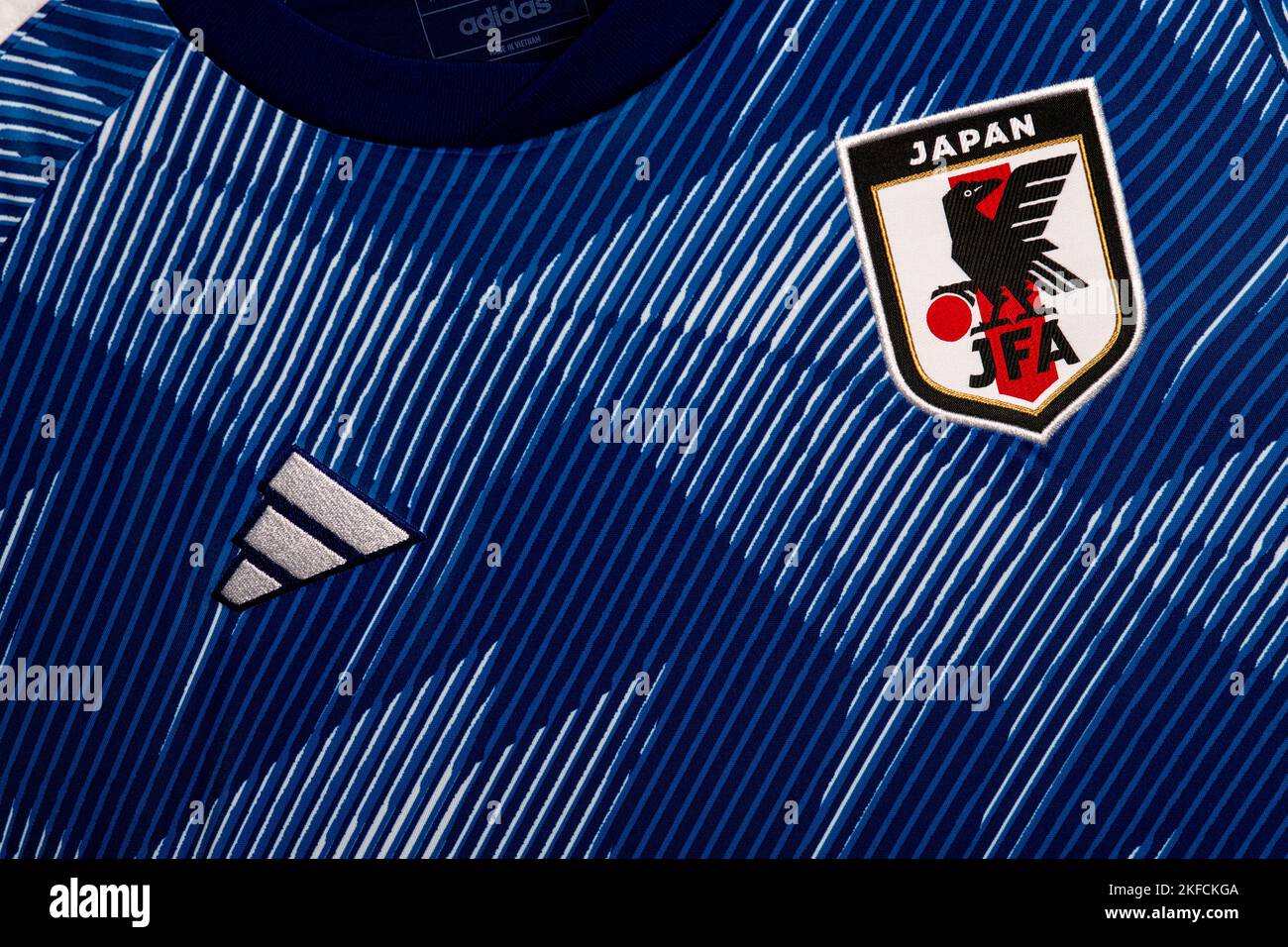 Gros plan sur le maillot de l'équipe nationale de football du Japon. Coupe du monde de la FIFA 2022 Qatar. Banque D'Images