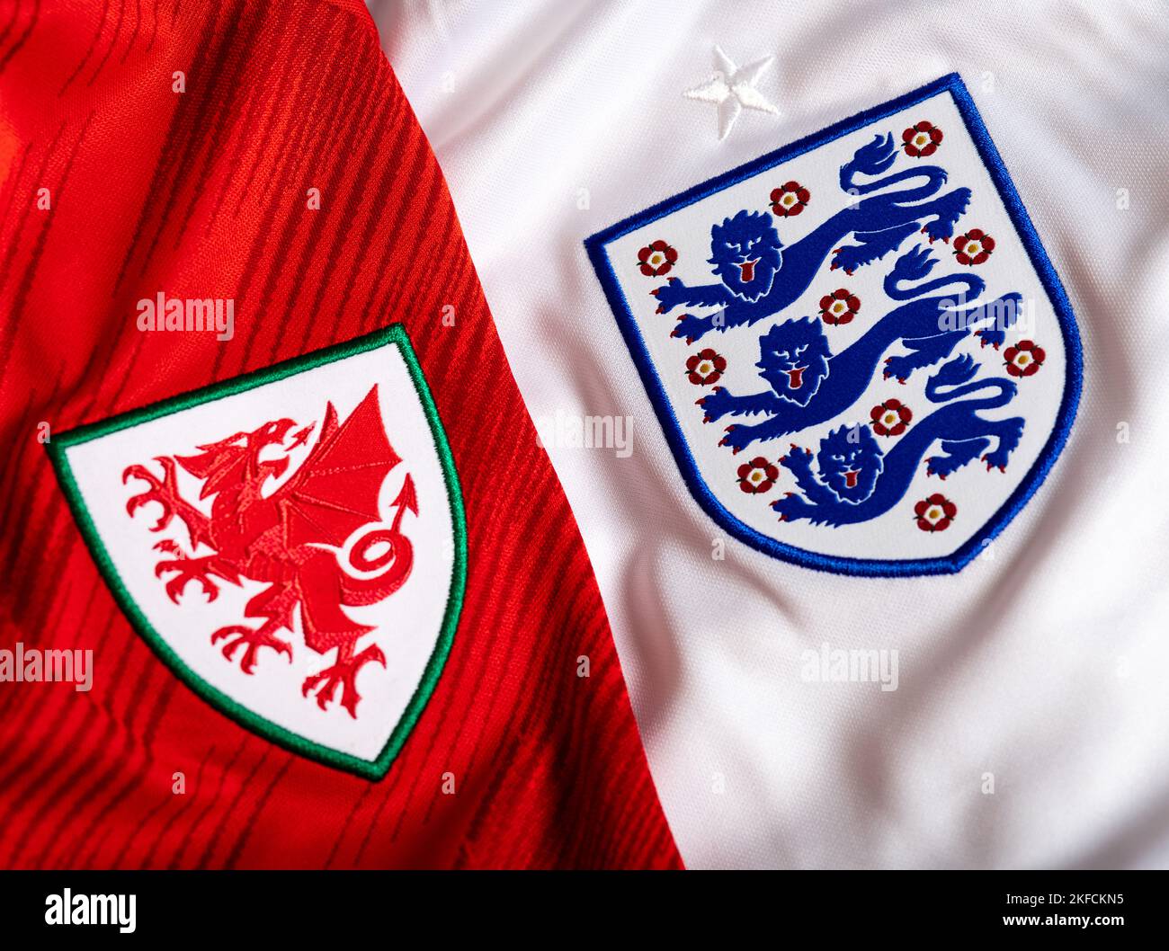 Gros plan sur le maillot du pays de Galles et de l'Angleterre. Coupe du monde de la FIFA 2022 Qatar. Banque D'Images