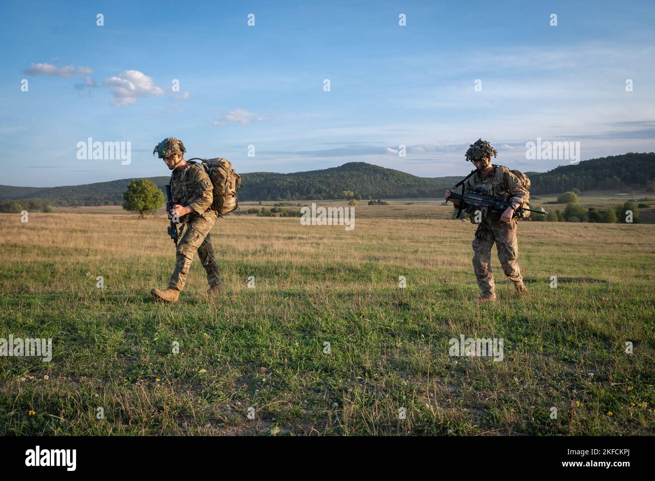 Soldats américains affectés à la patrouille Airborne (173rd IBCT ABN) de l'équipe de combat de la Brigade d'infanterie 173rd pendant l'exercice Sabre Junction 22 à l'aire d'entraînement Hohenfels, joint multinational Readiness Centre (JMRC) à Hohenfels, Allemagne, septembre 2022. Sabre Junction 22 est une rotation de formation au combat conçue pour évaluer la préparation de l'IBCT 173rd (ABN) à l'exécution d'opérations dans un environnement conjoint et combiné et pour promouvoir l'interopérabilité avec les pays alliés et partenaires participants. Banque D'Images