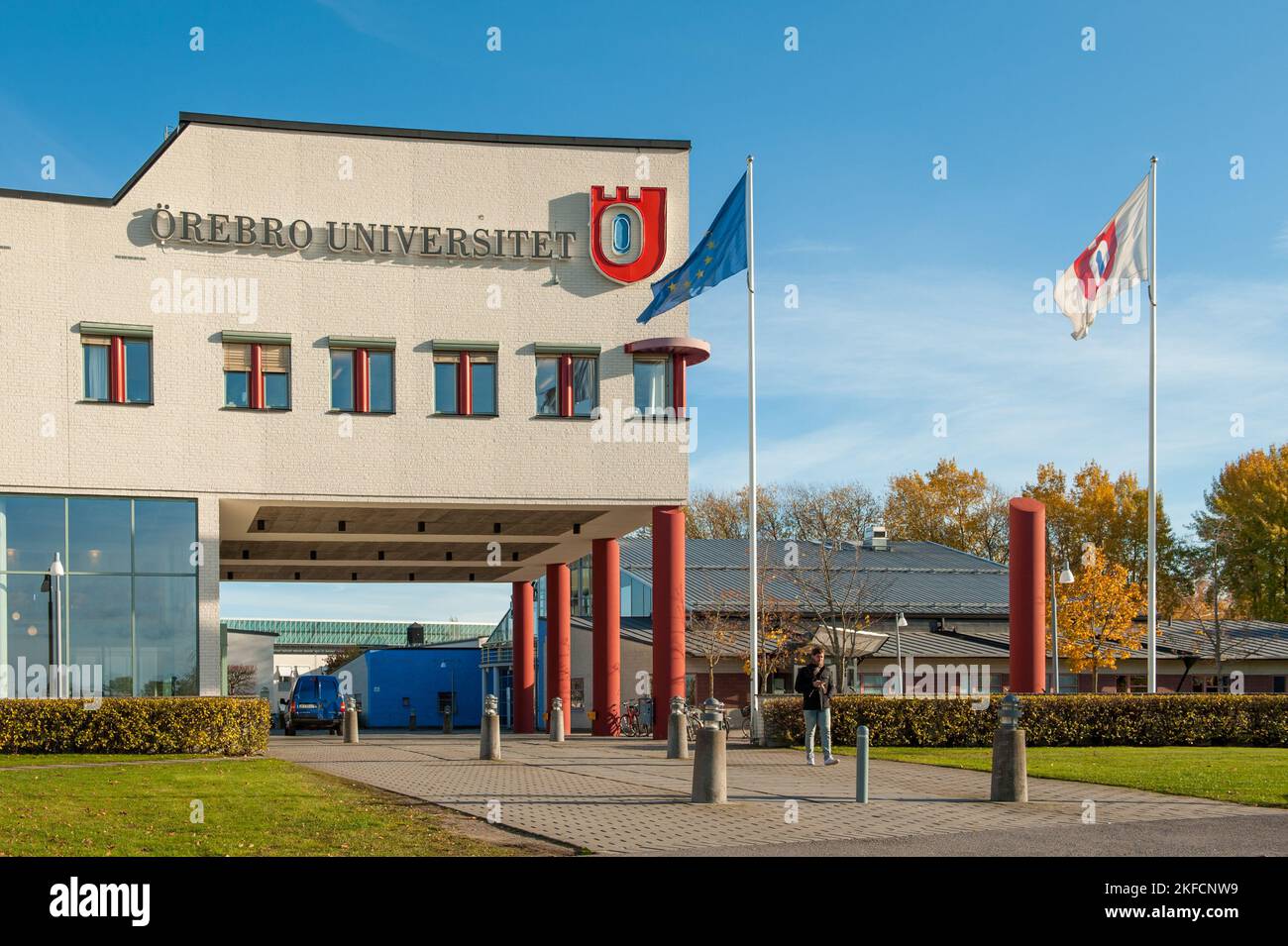 Université d'Örebro en automne en Suède. Elle a obtenu le statut d'université en 1999 et compte actuellement environ 17000 étudiants. Banque D'Images