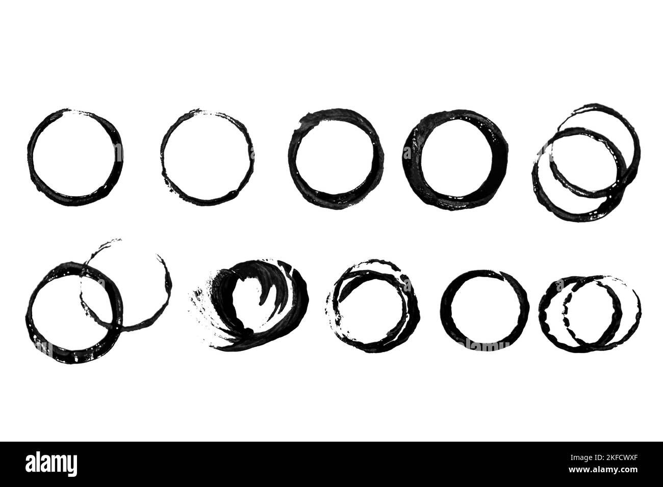 ensemble de tirages ronds de peinture noire sur fond blanc. Banque D'Images