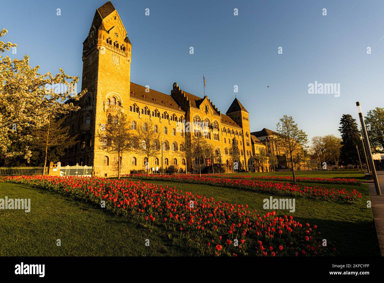 Le bâtiment du gouvernement à Koblenz, agence fédérale avec fleurs à l'avant Banque D'Images