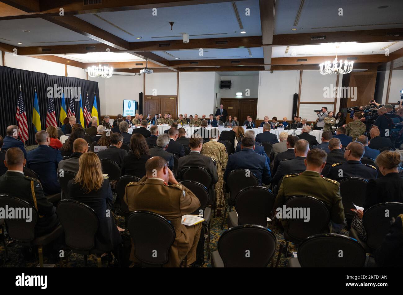 Le président du général Mark A. Milley, chef d'état-major interarmées, le secrétaire à la Défense Lloyd J. Austin III et le secrétaire à la Défense Lloyd J. Austin accueillent le cinquième Groupe de contact ukrainien sur la défense à la base aérienne de Ramstein, en allemand, le 8 septembre 2022. Les dirigeants mondiaux se sont réunis pour maintenir une coordination étroite entre alliés et partenaires tout en réexaminant continuellement les forces de défense et en prenant des décisions concernant les mouvements de forces en Europe. C'est la deuxième fois que l'UDCG se tient à Ramstein. Banque D'Images