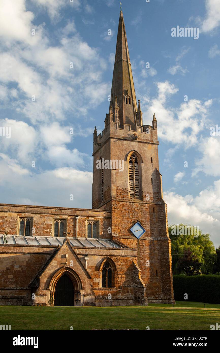 L'église St Swithins sert les Cotswolds du nord de l'Angleterre du quinton supérieur et inférieur Banque D'Images
